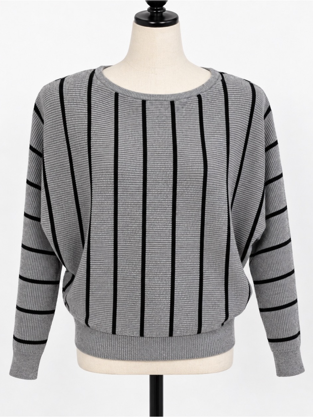 Carmen Marc Valvo  gray ribbed pinstripe crew neck sweater M